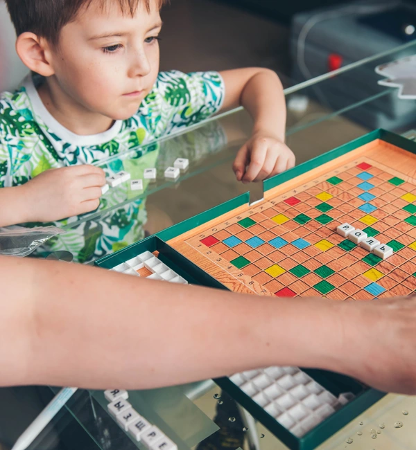 JOUER AU SCRABBLE